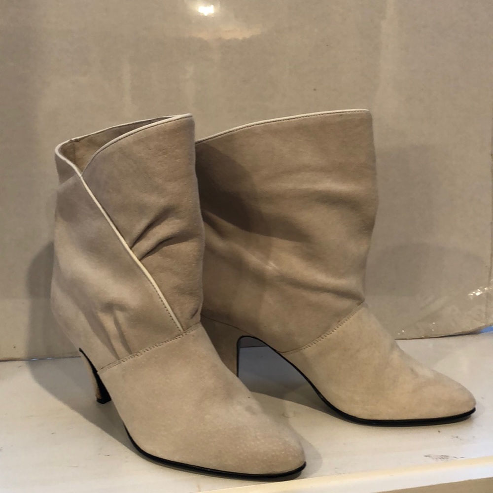 VINTAGE 80s/90s OFF WHITE SUEDE HEELED BOOTIES